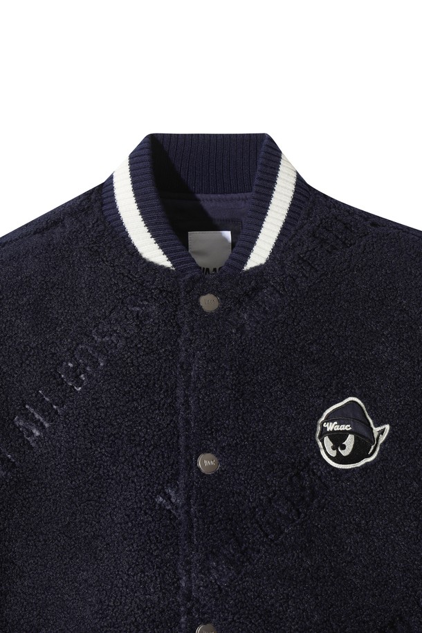 남성용 부클 바시티 재킷은 겨울철 추위를 막아줄 두꺼운 두께감의 아우터입니다. 네이비 컬러에 스포티하고 캐주얼한 스타일을 더했으며, 골프룩과 출근룩 등 다양한 TPO에 활용할 수 있습니다. 플리스와 부클 소재를 사용하여 부드러운 촉감을 선사하며, 보온과 방풍 기능으로 추운 날씨에도 따뜻하게 착용할 수 있습니다. 넥, 소매, 밑단에 니트 시보리를 적용하여 활동성을 높였으며, 레귤러핏으로 편안한 착용감을 제공합니다. 로고 패턴의 바시티 재킷으로, 캐주얼, 스포티, 미니멀 스타일을 모두 소화할 수 있습니다.
