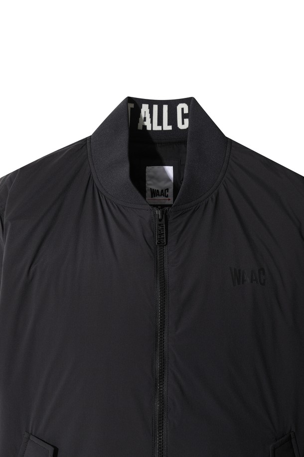 블랙 색상의 패디드 봄버 자켓입니다. 남성용으로, 골프 및 일상복으로 활용하기 좋습니다. 나일론과 스판덱스 혼방 소재로 제작되어 부드러운 촉감과 신축성을 제공하며, 두꺼운 두께감으로 겨울철 보온성을 높여줍니다. 경량 패딩 안감과 니트 시보리 디테일이 특징이며, 레귤러 핏과 긴 소매 기장, 집업 여밈 방식으로 편안한 착용감을 선사합니다. 캐주얼, 스포티, 미니멀 스타일을 모두 소화할 수 있는 활용도 높은 아우터입니다.
