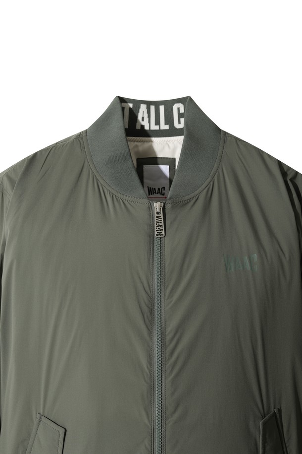 카키 색상의 패디드 봄버 자켓입니다. 남성용으로, 겨울철 보온성을 책임지는 두꺼운 두께감의 자켓입니다. 캐주얼 및 스포티한 스타일을 연출하며, 골프룩으로도 활용 가능합니다. 나일론과 스판덱스 혼방 소재로 제작되어 부드러운 촉감과 신축성을 제공하며, 활동성을 높였습니다. 경량 패딩 안감과 소매/밑단/에리 부분의 니트 시보리 마감으로 편안한 착용감을 선사합니다. 집업 스타일이며 레귤러핏으로, 일상에서도 활용하기 좋은 무지 디자인의 자켓입니다.
