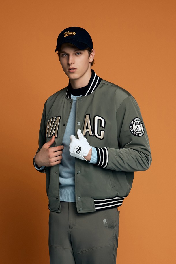 남성용 패디드 바시티 재킷입니다. 카키 및 올리브 색상으로 제공되며, 겨울철 골프 및 일상 활동에 적합합니다. 캐주얼, 스포티, 클래식 스타일을 아우르며, 부드러운 촉감의 새틴 소재와 두꺼운 두께로 보온성을 높였습니다. 긴 소매, 니트 시보리 디테일, 자수 와펜, 그리고 패딩 안감으로 디자인되었습니다. 집업 스타일의 레귤러핏 자켓입니다.
