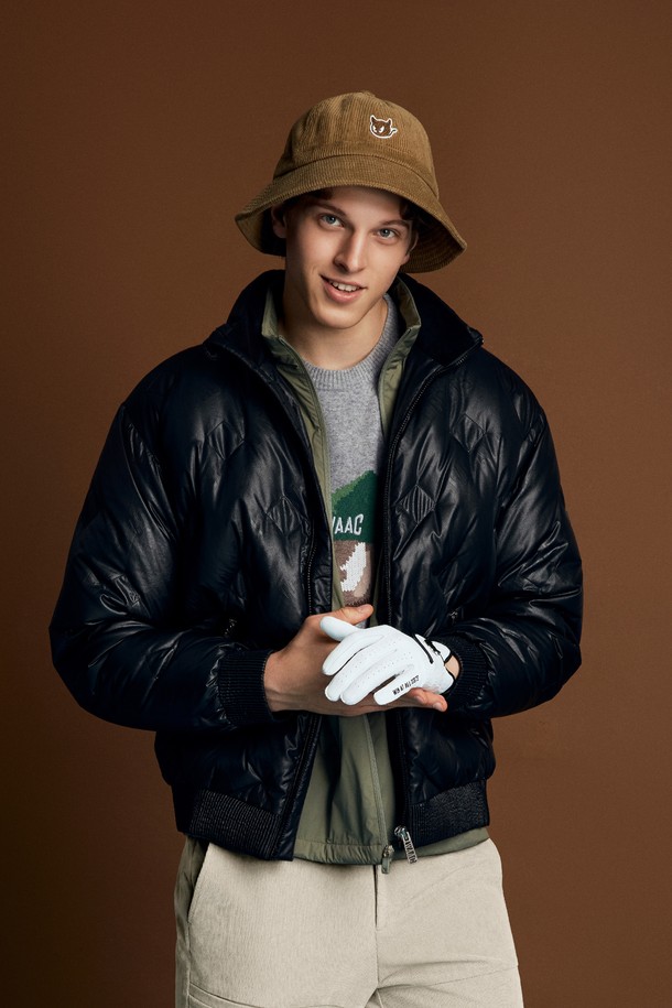 남성용 페이크 레더 다운 재킷은 가을과 겨울, 두 계절 모두 활용 가능한 아우터입니다. 모던하고 스포티한 스타일을 연출하며, 골프나 일상에서도 편안하게 착용할 수 있습니다. 하이넥 디자인과 구스다운 충전재, 밑단 및 소매 스모킹 처리로 보온성과 방풍 기능을 갖췄습니다. 부드러운 촉감의 인조 가죽 소재에 소매 금속 와펜 디테일과 로고 패턴으로 포인트를 더했습니다. 레귤러핏과 긴 소매 기장으로, 스포티하면서도 미니멀한 매력을 동시에 선사합니다.
