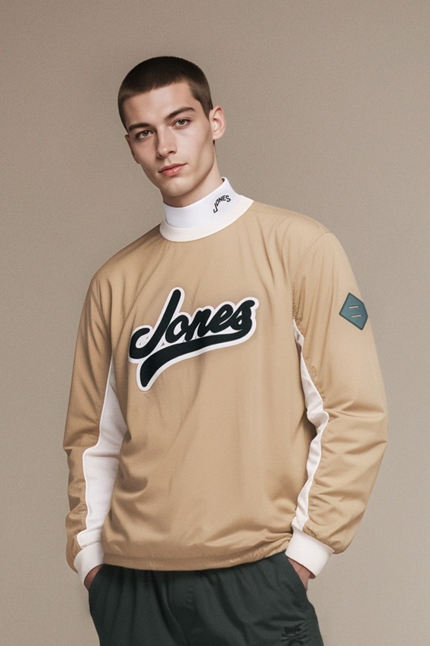 [JONES] 남성 로고 윈드브레이커 풀오버는 골프 및 일상생활에서 스포티하고 캐주얼한 스타일을 연출하기에 적합한 아우터입니다. 부드러운 촉감의 나일론과 스판덱스 혼방 소재에 기모 및 메쉬 안감을 더하여 겨울철 보온성을 높였습니다. 레귤러 핏, 레귤러 기장에 풀오버 스타일로 편안하게 착용 가능하며, 가볍고 신축성 있는 소재로 활동성을 높였습니다. 베이지 컬러에 로고 패턴이 돋보이며, 하이브리드 디자인과 콜라보레이션으로 특별함을 더했습니다.
