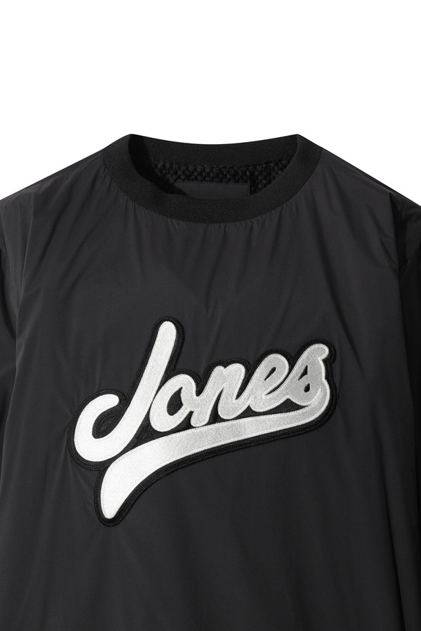 [JONES] 남성 로고 윈드브레이커 풀오버는 편안함과 스타일을 동시에 제공하는 겨울철 필수 아이템입니다. 블랙 컬러에 스포티한 로고 패턴이 돋보이며, 골프 또는 일상에서도 활용 가능한 디자인입니다. 두꺼운 두께감과 부드러운 촉감의 나일론, 스판덱스 혼방 소재로 제작되어 보온성과 신축성을 갖췄습니다. 기모 및 메쉬 안감은 쾌적함을 더하고, 하이브리드 및 콜라보레이션 디자인으로 차별성을 더합니다. 레귤러핏과 풀오버 스타일로 편안하게 착용 가능하며, 긴 소매 기장을 갖추었습니다.
