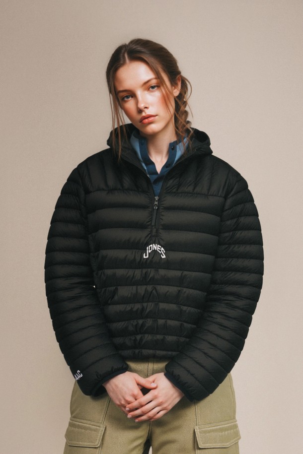[JONES] 남성 로고 패디드 아노락은 겨울철 골프 및 일상생활에서 스포티하고 캐주얼한 스타일을 연출하는 남성용 아우터입니다. 두꺼운 두께감과 부드러운 촉감의 폴리에스테르 소재로 제작되어 뛰어난 보온성을 제공하며, 가볍게 착용할 수 있습니다. 루즈핏 디자인과 롱 슬리브, 스냅 여밈 방식으로 편안한 착용감을 선사합니다. 블랙 컬러에 로고 패턴으로 포인트를 주어 세련된 골프룩을 완성할 수 있습니다. 안감은 패딩 처리되어 따뜻함을 더하며, 경량 기능으로 활동성을 높였습니다.
