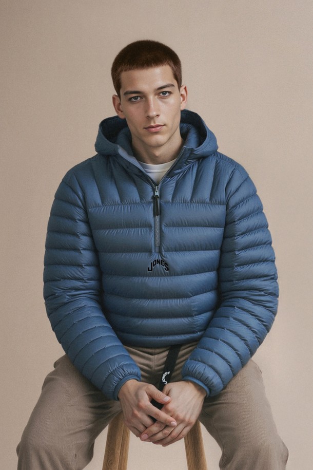 [JONES] 남성 로고 패디드 아노락은 겨울철 골프 및 일상 활동에 적합한 남성용 아우터입니다. 루즈핏으로 편안한 착용감을 제공하며, 보온성과 경량성을 갖춘 폴리에스테르 소재에 패딩 안감을 더해 따뜻함을 유지합니다. 블루 컬러에 집업 스타일로 간편하게 착용 가능하며, 스포티하고 캐주얼한 스타일을 연출합니다. 긴 소매, 레귤러 기장에 로고 패턴으로 포인트를 주어 세련된 디자인을 완성했습니다.
