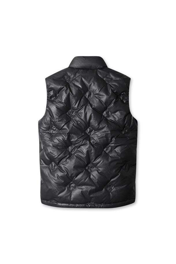 남성용 페이크 레더 베스트는 가을, 겨울 시즌에 골프 및 일상에서 스포티하고 모던한 스타일을 연출하기에 적합합니다. 부드러운 촉감의 인조가죽 소재에 두꺼운 두께감으로 보온성을 높였으며, 하이넥 디자인과 집업 여밈으로 간편하게 착용할 수 있습니다. 민소매 디자인으로 활동성을 더하고, 가볍게 제작되어 편안한 착용감을 제공합니다. 특히 금속 와펜 디테일이 포인트로 더해져 고급스러운 느낌을 줍니다. 안감은 구스다운으로 처리되어 뛰어난 보온성을 자랑합니다.
