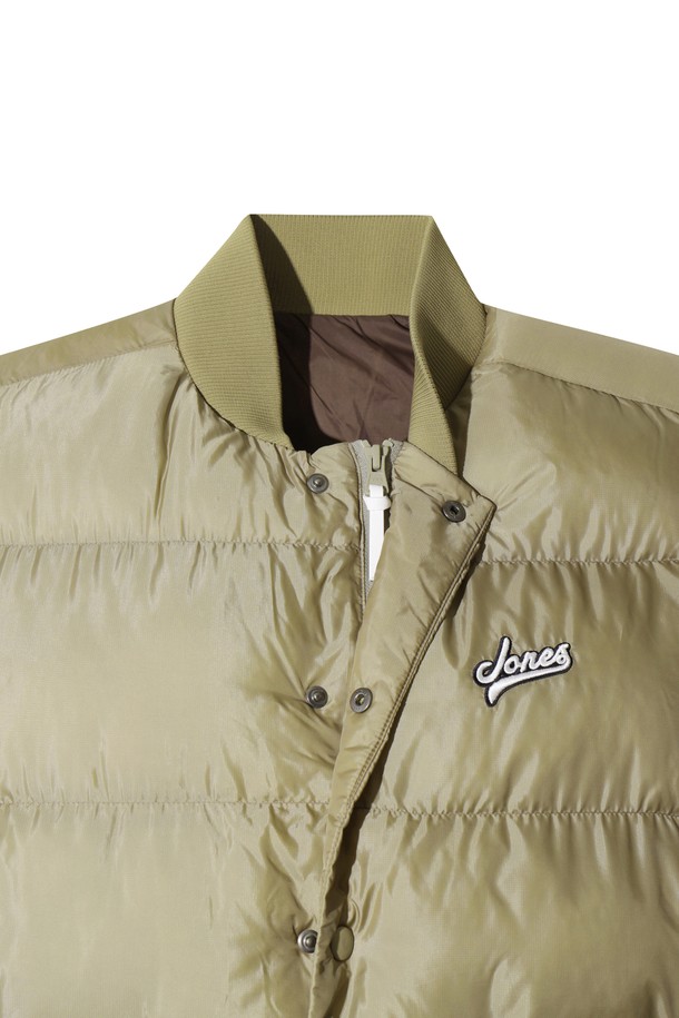 [JONES] 남성 스타디움 패딩 베스트는 가을과 겨울철, 스포티하고 미니멀한 스타일을 연출하기에 좋은 아이템입니다. 베이지 색상의 무지 디자인으로, 골프는 물론 일상에서도 캐주얼하게 착용할 수 있습니다. 두꺼운 두께감의 폴리에스테르 소재로 제작되어 보온성이 뛰어나며, 경량 소재를 사용하여 활동성을 높였습니다. 레귤러 핏에 스냅 여밈 방식, 스트라이프 시보리 디테일이 특징이며, 가벼운 룩을 위한 민소매 디자인으로 제작되었습니다. 가을 나들이룩, 겨울 데일리룩, 골프룩 등 다양한 TPO에 활용하여 세련된 스타일을 완성해보세요.
