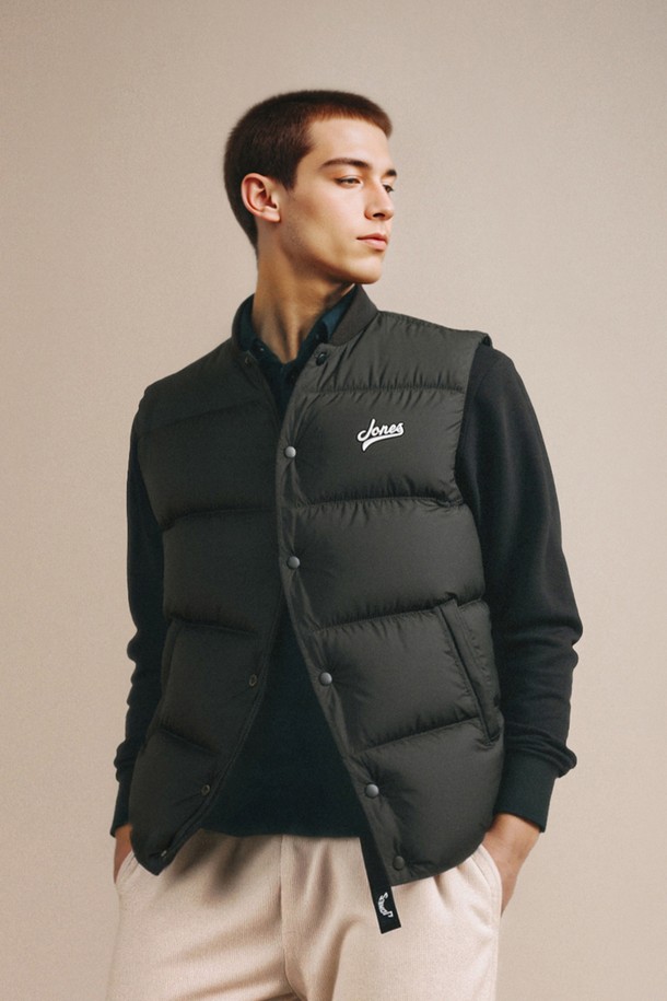 [JONES] 남성용 스타디움 패딩 베스트는 가을과 겨울 시즌, 골프 또는 일상에서 활용하기 좋은 아우터입니다. 블랙 색상의 레귤러핏으로, 스포티하고 미니멀한 스타일을 연출합니다. 폴리에스테르 소재에 두꺼운 두께감으로 보온성을 높였으며, 넥과 밑단에는 스트라이프 시보리 디테일이 들어갔습니다. 경량 패딩으로 활동성을 보장하며, 집업 스타일로 편안하게 착용할 수 있습니다. 민소매 디자인으로 다양한 이너와 레이어드하여 개성 있는 골프룩을 완성해보세요.
