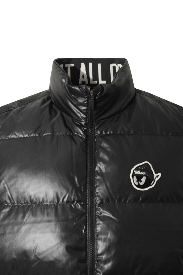 남성용 WAACKY(와키) 다운 베스트는 겨울철 보온성을 책임지는 필수 아이템입니다. 구스다운 90/10 충전재를 사용하여 뛰어난 보온력을 제공하며, 은은한 광택감으로 고급스러운 외관을 자랑합니다. 스포티하면서도 미니멀한 스타일로 골프를 비롯한 다양한 일상룩에 활용하기 좋습니다. 소매, 밑단, 에리 부분의 립 디테일과 집업 여밈 방식은 활동성을 높여줍니다. 지금 바로, 따뜻하고 스타일리시한 겨울을 위한 WAACKY(와키) 다운 베스트를 만나보세요.
