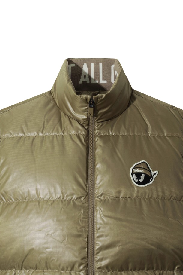남성용 WAACKY (와키) 다운 베스트는 겨울철 보온성을 책임지는 필수 아이템입니다. 부드러운 구스다운 소재와 두꺼운 두께감으로 뛰어난 보온성을 제공하며, 스포티하고 캐주얼한 스타일을 연출합니다. 카키 및 올리브 컬러로 출시되어 다양한 골프룩 및 일상룩에 활용하기 좋습니다. 립 디테일과 은은한 광택감이 돋보이며, 집업 스타일과 레귤러핏으로 편안한 착용감을 선사합니다. 민소매 디자인으로 활동성을 높였으며, 가볍고 따뜻하여 겨울철 스타일링에 실용성을 더합니다.

