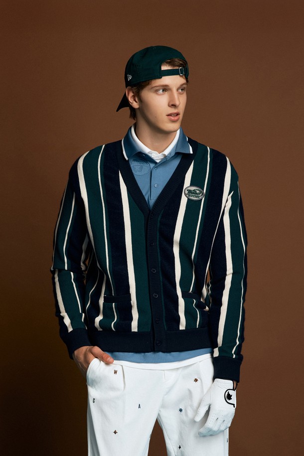 그린, 화이트, 네이비 3가지 색상으로 출시된 남성용 스트라이프 니트 가디건입니다. 간절기에 적합하며, 부드러운 촉감의 레이온, 울, 폴리에스터 혼방 두꺼운 소재로 제작되었습니다. 릴랙스핏으로 편안한 착용감을 제공하며, 캐주얼 및 스포티 스타일 모두 연출 가능합니다. 골프룩은 물론 일상에서도 활용할 수 있으며, 버튼 여밈 방식과 포켓, 로고 자수, 와펜 디테일이 특징입니다. 긴 소매 기장의 레귤러 기장으로, 다양한 스타일링에 활용하기 좋습니다.
