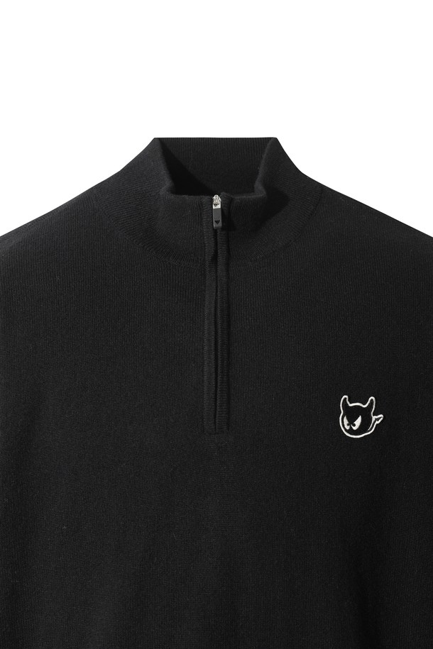 ## 남성 울 하프 집 스웨터

남성용 울 소재의 하프넥 집업 스웨터입니다. 겨울철 보온성을 높여주는 두꺼운 두께감과 방풍 안감으로 제작되어 추운 날씨에도 따뜻하게 착용할 수 있습니다. 스포티한 무드의 스트라이프 패턴에 자수 및 와펜 디테일로 포인트를 더했으며, 골프 및 일상복으로 활용하기 좋습니다. 부드러운 촉감의 메리노 울 100% 소재로 제작되어 편안한 착용감을 선사합니다. 스탠다드 핏으로 어떤 스타일에도 잘 어울립니다.
