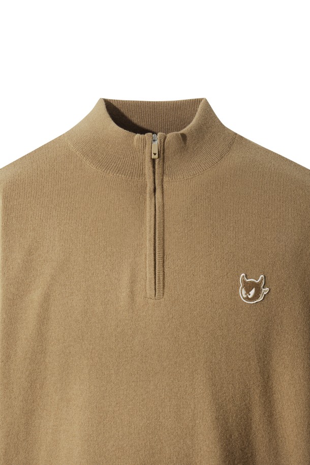 베이지 색상의 남성용 울 하프 집업 스웨터입니다. 겨울 시즌, 골프 및 일상생활에서 활용하기 좋은 스웨터로, 스포티하면서도 베이직한 스타일을 연출합니다. 메리노 울 100% 소재로 제작되어 부드러운 촉감과 뛰어난 보온성을 제공하며, 방풍 안감으로 바람을 효과적으로 막아줍니다. 스탠다드핏, 레귤러 기장의 긴소매 디자인에 하프넥, 스트라이프 패턴, 자수 및 와펜 장식이 더해져 클래식하면서도 미니멀한 무드를 선사합니다.
