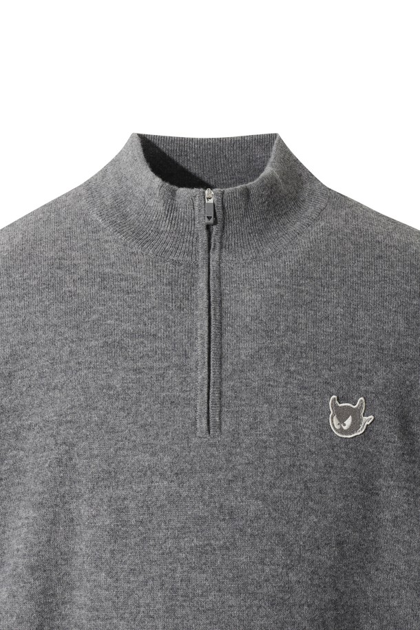 남성용 울 하프 집업 스웨터는 겨울철 골프룩과 일상룩에 모두 활용하기 좋은 아이템입니다. 부드러운 촉감의 메리노 울 100% 소재로 제작되어 뛰어난 보온성과 방풍 기능을 제공합니다. 스탠다드핏에 하프넥 디자인으로, 가슴과 소매 부분의 스트라이프 패턴이 스포티하면서도 베이직한 스타일을 연출합니다. 자수와 와펜 장식이 은은한 포인트를 더하며, 긴 소매 기장으로 따뜻함을 더했습니다.
