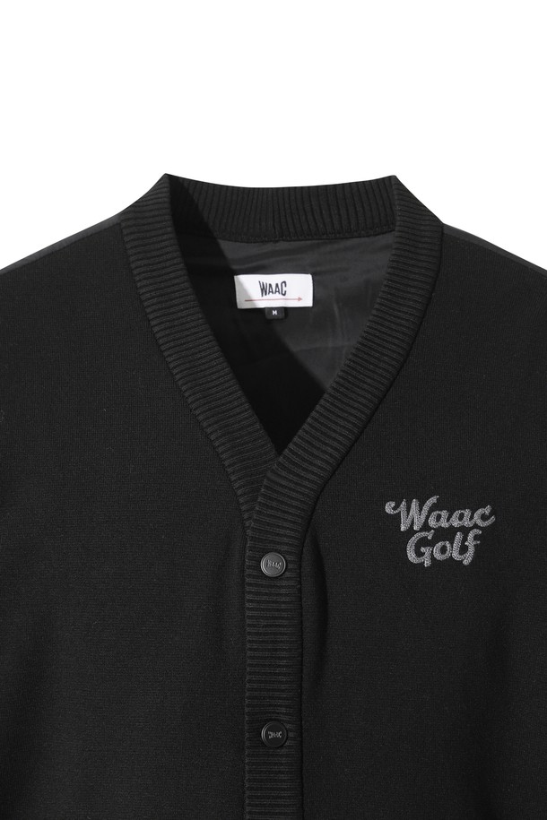 남성용 니트 하이브리드 가디건입니다. 겨울철 보온과 방풍 기능을 제공하며, 레이온과 폴리에스터 혼방 소재로 제작되어 부드러운 촉감을 자랑합니다. 릴랙스 핏에 지퍼형 여밈 방식과 긴 소매, 두꺼운 두께로 편안함과 따뜻함을 동시에 느낄 수 있습니다. 블랙 컬러의 무지 디자인으로, 스포티와 클래식 무드를 넘나들며 골프룩과 겨울 데일리룩에 모두 활용 가능합니다. 하이브리드 구조, 충전재, 메탈룩스 지퍼, 가슴 체인 로고 자수가 특징입니다.
