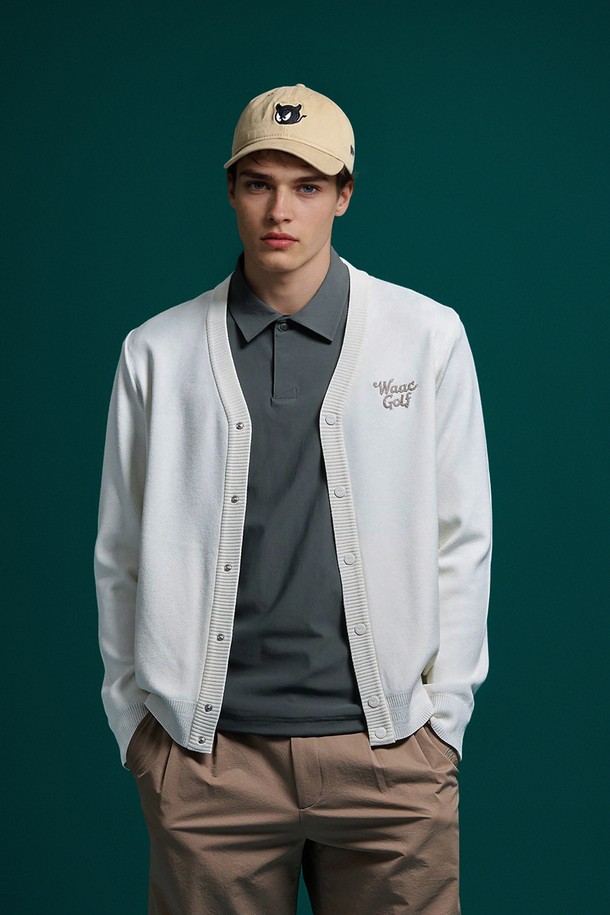 남성용 니트 하이브리드 가디건입니다. 겨울철 보온과 방풍 기능을 갖춘 두꺼운 두께감의 릴랙스핏 가디건으로, 부드러운 촉감이 특징입니다. 레이온과 폴리에스터 혼방 소재로 제작되었으며, 캐주얼 및 스포티 스타일을 연출하기 좋습니다. 등판 충전재와 메탈룩스 지퍼, 체인 로고 자수가 디자인의 포인트이며, 골프룩으로도 활용 가능합니다. 화이트 컬러의 무지 디자인에 긴 소매 지퍼형으로 편안하게 착용할 수 있습니다.
