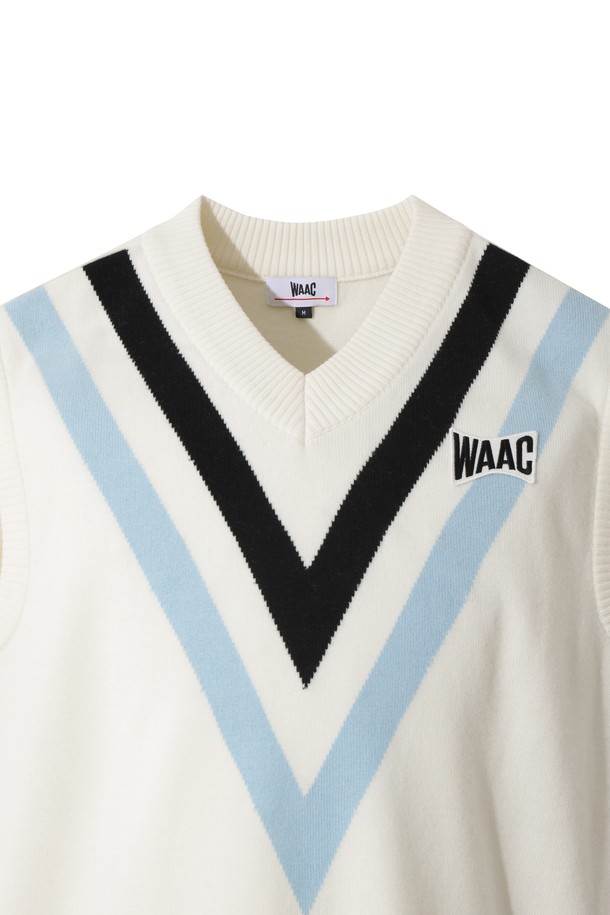 [코리아 TKR] 남성 브이넥 니트 베스트는 파리 올림픽 팀 코리아 유니폼 디자인을 모티브로 제작된 제품입니다. 메리노 울 100% 소재로 제작되어 부드러운 촉감을 제공하며, 릴렉스 핏으로 편안하게 착용 가능합니다. 스포티와 클래식 무드를 모두 연출할 수 있으며, 골프룩 또는 일상복으로 활용하기 좋습니다. 가슴 부분의 로고 와펜과 스트라이프 패턴이 특징이며, 다양한 레이어드 스타일링을 통해 개성 있는 룩을 완성할 수 있습니다.
