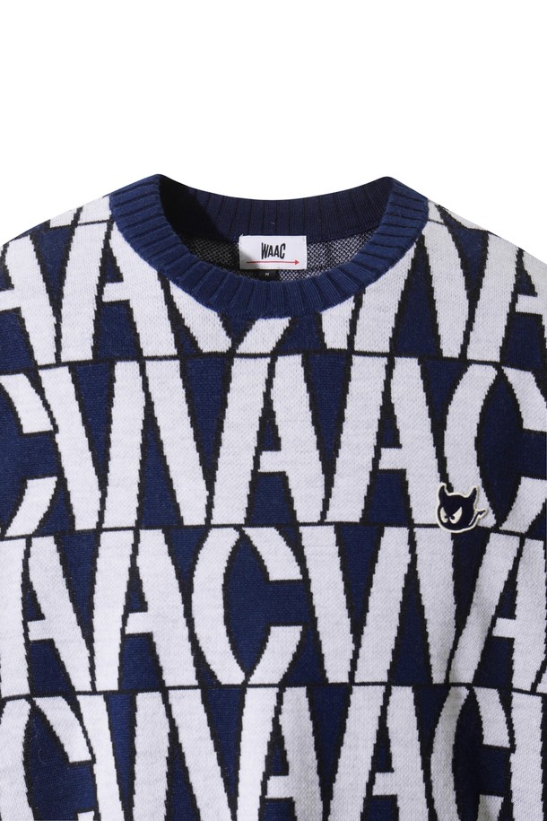 네이비와 화이트 컬러의 로고 패턴이 돋보이는 남성용 크루넥 스웨터입니다. 릴랙스 핏으로 편안한 착용감을 선사하며, 가을, 겨울 시즌에 어울리는 두꺼운 울 소재로 제작되었습니다. 라운드넥 디자인에 긴 소매 기장으로, 스포티하면서도 캐주얼한 스타일을 연출합니다. 골프룩은 물론 일상에서도 활용 가능한, 와펜 자수 디테일이 돋보이는 스웨터입니다.
