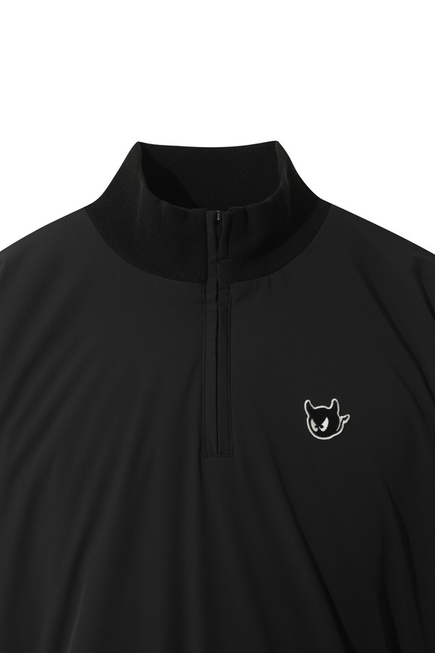 남성용 백 슬로건 하프 집 스웨터는 골프 및 일상생활에서 스포티하고 캐주얼한 스타일을 연출하기에 적합합니다. 블랙과 화이트 두 가지 색상으로 출시되었으며, 긴 소매와 스탠다드 핏으로 제작되었습니다. 두꺼운 두께감으로 겨울철 보온성을 제공하며, 나일론과 스판덱스 혼방 소재로 방풍 기능을 갖췄습니다. 하프넥 디자인과 집업 여밈 방식, 와펜 자수 디테일이 특징이며, 슬로건 로고 패턴으로 포인트를 더했습니다. 충전재가 내장되어 따뜻하게 착용할 수 있습니다.
