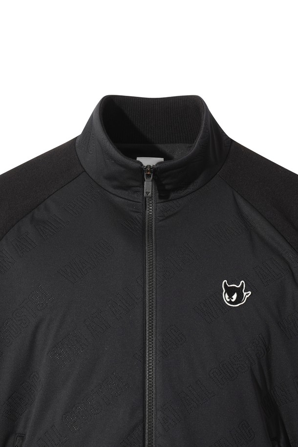 남성용 니트 하이브리드 패딩 재킷은 겨울철 골프 라운딩과 일상에서 모두 활용하기 좋은 스포티한 스타일의 아우터입니다. 블랙 컬러에 로고 패턴으로 포인트를 주어 세련된 느낌을 더했습니다. 니트, 폴리에스테르, 울 소재의 혼방으로 제작되어 부드러운 촉감과 뛰어난 보온성을 제공하며 방풍 기능까지 갖췄습니다. 레귤러핏으로 편안하게 착용 가능하며, 두꺼운 두께감과 긴 소매 기장으로 겨울 추위에도 끄떡없는 보온성을 자랑합니다. 집업 스타일의 패딩 재킷으로, 하이브리드 디자인과 안감 적용으로 활동성과 스타일을 동시에 잡았습니다.
