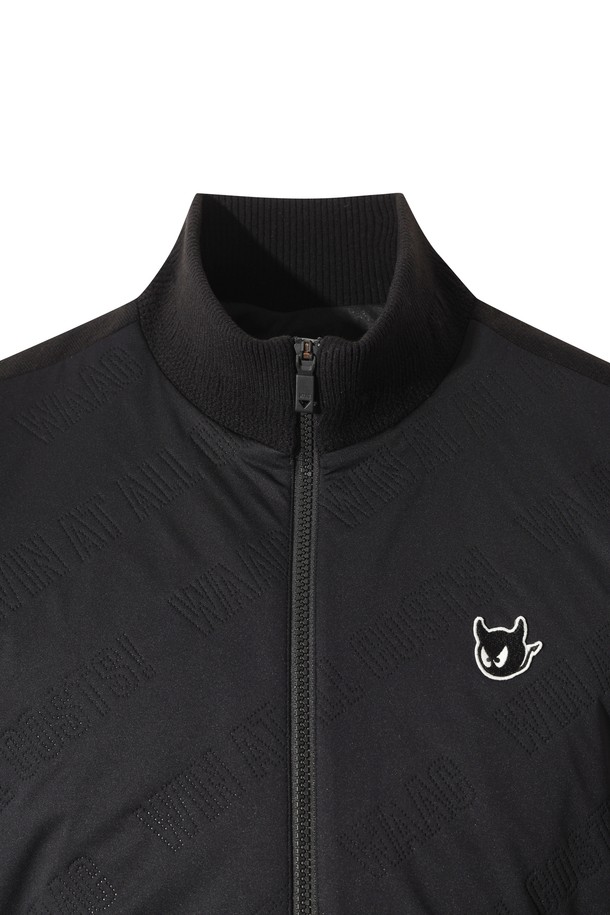 남성용 Men Knit Hybrid Padding Vest (멘 니트 하이브리드 패딩 베스트)는 겨울철 골프 및 일상생활에서 스타일리시하게 착용할 수 있는 패딩 베스트입니다. 울과 폴리에스테르 혼방 소재로 제작되어 부드러운 촉감과 뛰어난 보온 및 방풍 기능을 제공합니다. 하이브리드 구조, 고주파 본딩 처리, 와펜 자수 디테일이 돋보이며, 레귤러핏과 집업 스타일로 편안한 착용감을 선사합니다. 스포티, 캐주얼, 미니멀 무드를 동시에 연출할 수 있으며, 블랙 컬러의 민소매 디자인으로 다양한 스타일링에 활용하기 좋습니다.
