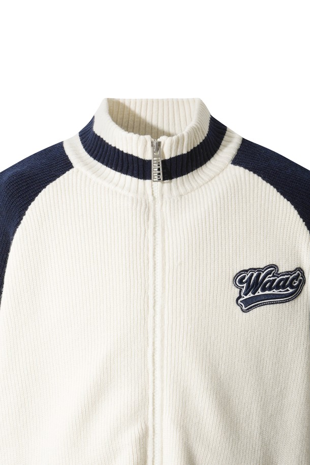 남성용 라글란 슬리브 집업 스웨터입니다. 겨울 시즌, 골프 또는 일상에서 스포티하고 캐주얼한 스타일을 연출할 수 있습니다. 부드러운 촉감의 나일론, 울, 아크릴 혼방 소재로 제작되었으며, 두꺼운 두께감으로 보온성을 높였습니다. 방풍 안감과 라글란 소매 디자인으로 활동성을 더했으며, 로고 와펜과 부클 아플리케 디테일이 돋보입니다. 집업 스타일과 레귤러핏 디자인으로 편안하고 스타일리시하게 착용 가능합니다.
