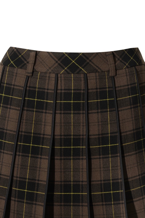 여성 체크 패턴 플리츠 스커트입니다. 클래식한 디자인과 미니멀한 스타일을 선호하는 여성분들을 위한 제품으로, 골프 및 스포츠 활동, 겨울 데일리룩에 적합합니다. 브라운과 블랙 두 가지 색상으로 출시되었으며, 활동성을 고려한 디자인으로 편안한 착용감을 제공합니다. 속바지가 내장되어 있어 안심하고 활동할 수 있으며, 사이드 콘솔 지퍼와 스냅 디테일로 포인트를 더했습니다. 미니스커트 기장의 플리츠 스커트로, 세련된 겨울 스타일을 연출해보세요.
