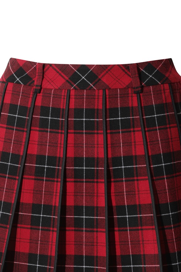 세련된 여성 골프룩을 위한 체크 패턴 플리츠 스커트입니다. 클래식한 스타일의 디자인으로, 겨울 시즌에 따뜻하게 착용할 수 있습니다. 레드와 블랙 두 가지 색상으로 제공되며, 활동적인 움직임을 돕는 기능성을 갖췄습니다. 속바지가 내장되어 편안함을 더하고, 사이드 콘솔 지퍼와 스냅 디테일로 포인트를 주었습니다. 미니스커트 타입의 플리츠 디자인으로, 필드 위에서 여성스러운 매력을 뽐내보세요.
