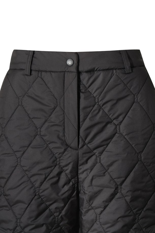 블랙 색상의 여성용 웨지 패딩 하프 팬츠입니다. 골프룩, 스포티, 캐주얼 스타일에 적합하며, 봄, 여름, 가을 세 계절에 걸쳐 활용할 수 있습니다. 퀄팅 패턴과 벌룬핏 디자인으로 활동성을 높였으며, 부드러운 촉감의 폴리에스테르 소재에 두꺼운 패딩 안감을 더해 보온성을 강화했습니다. 허리 밴딩 처리로 편안한 착용감을 선사하는 루즈핏 하프 팬츠입니다.
