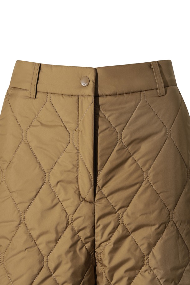 캐주얼과 스포티한 스타일을 모두 갖춘 여성 웨지 패딩 하프 팬츠입니다. 봄, 여름 시즌 골프룩 연출에 적합하며, 부드러운 촉감의 폴리에스테르 소재로 제작되어 편안한 착용감을 선사합니다. 퀼팅 처리된 베이지 컬러의 루즈핏 벌룬 하프 기장 바지로, 웨지 디자인과 밴딩 허리, 패딩 안감으로 활동성을 높였습니다. 두꺼운 두께감으로 안정적인 핏을 제공합니다.
