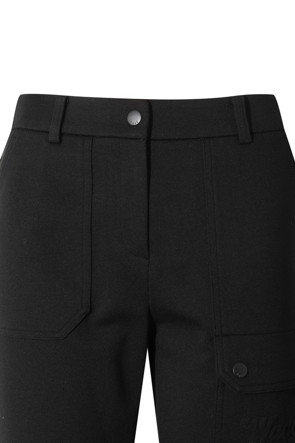 **Women 저지 윈터 조거 팬츠**는 겨울철 추위에도 따뜻하고 스타일리시하게 착용할 수 있는 여성용 조거 팬츠입니다. 부드러운 저지 소재와 기모 안감으로 제작되어 뛰어난 보온성과 편안한 착용감을 제공합니다. 캐주얼, 스포티, 미니멀 스타일을 모두 소화하며, 골프룩이나 캠핑룩 등 다양한 TPO에 활용 가능합니다. 양옆, 힙, 카고 포켓 디자인으로 실용성을 더했으며, 레귤러핏 조거 팬츠로 활동성을 높였습니다. 무지 디자인에 블랙 컬러로 어떤 상의와도 매치하기 용이합니다.
