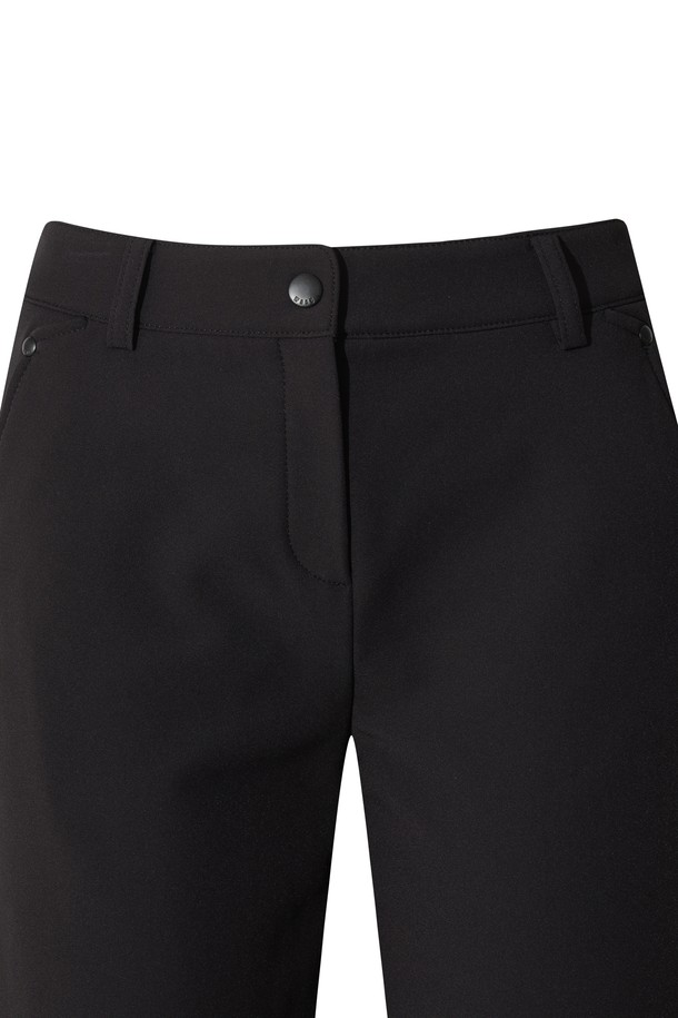 여성 슬림핏 베이직 팬츠는 겨울철 골프 및 일상생활에서 활용하기 좋은 긴 기장의 슬림핏 팬츠입니다. 부드러운 기모 안감으로 따뜻하고 편안한 착용감을 선사하며, 뒷면 밴딩 처리로 활동성을 높였습니다. 무지 디자인에 블랙 컬러로 어떤 상의와도 매치하기 용이하며, 양옆 포켓과 힙 포켓으로 실용성을 더했습니다. 스포티하면서도 미니멀한 스타일로, 필드 위에서의 스윙 시에도 편안함을 제공합니다.
