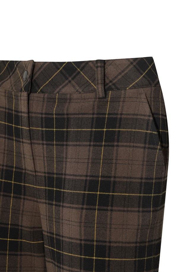 체크 패턴 여성 와이드 팬츠입니다. 브라운과 블랙 두 가지 색상으로 제공되며, 루즈핏의 긴 기장으로 편안하게 착용할 수 있습니다. 캐주얼, 스포티, 미니멀 스타일을 모두 소화할 수 있으며, 골프룩으로도 활용 가능합니다. 넉넉한 와이드 핏과 포켓 디테일이 특징입니다. 사계절 내내 활용 가능한 실용적인 아이템입니다.
