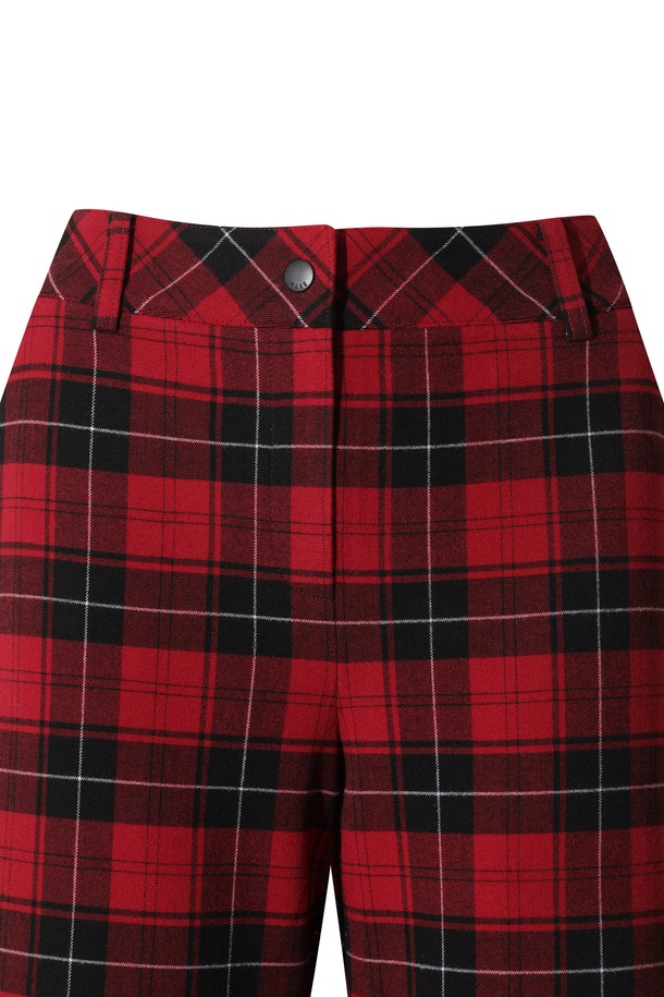 레드와 블랙 컬러의 체크 패턴이 돋보이는 여성용 와이드 팬츠입니다. 사계절 내내 활용 가능한 긴 기장으로, 캐주얼하거나 스포티한 스타일을 연출하기 좋습니다. 넉넉한 루즈핏으로 편안한 착용감을 선사하며, 골프룩으로도 손색없는 디자인입니다. 실용성을 더하는 포켓 디테일이 특징입니다.
