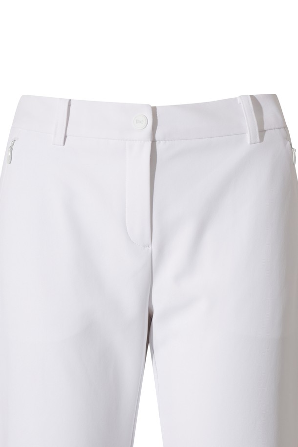 [코리아 TKR] Women Essential Pants는 여성 골프룩을 위한 스포티한 스타일의 에센셜 팬츠입니다. 사계절 착용 가능하며, 슬림핏 디자인의 긴 바지입니다. 흰색 무지 디자인으로, 움직임이 자유로운 편안한 착용감을 제공하는 기능성 팬츠입니다. 신축성이 뛰어나 활동적인 골프 라운딩에 적합하며, 미니멀한 스타일을 연출합니다.
