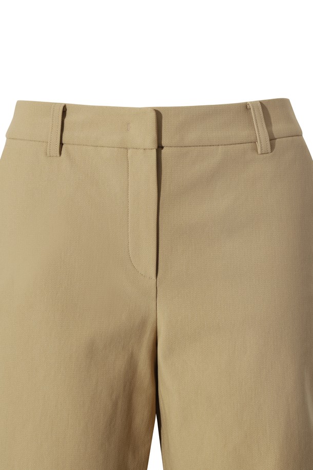 [JONES] 여성 버뮤다 쇼츠는 뛰어난 보온성을 제공하는 프리미엄 제품입니다. 부드러운 촉감의 나일론과 기모 소재를 사용하여 봄, 여름 시즌에 편안하게 착용할 수 있습니다. 심플하면서도 세련된 디자인으로 골프룩과 일상룩 모두에 활용 가능하며, 레귤러핏으로 제작되어 편안한 착용감을 선사합니다. 무지 디자인에 로고 디테일이 더해져 클래식하고 미니멀한 스타일을 연출합니다. 두꺼운 두께감의 기모 안감으로 제작되어, 간절기에도 따뜻하게 착용할 수 있습니다.
