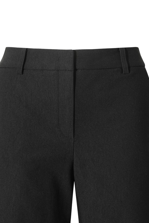 **[JONES] 여성 버뮤다 쇼츠**는 골프 및 일상생활에서 모두 활용 가능한 여성용 반바지입니다. 블랙 컬러에 심플하고 세련된 스타일로, 겨울철에도 따뜻하게 착용할 수 있도록 두꺼운 두께감과 기모 안감, 부드러운 촉감을 자랑합니다. 고품질 나일론 소재를 사용하여 보온성을 높였으며, JONES 콜라보레이션으로 제작되어 프리미엄 가치를 더했습니다. 로고 패턴으로 포인트를 준 디자인이 특징입니다.
