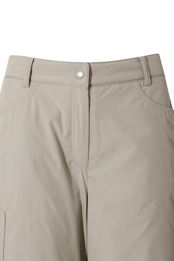 푹신한 패딩으로 따뜻함을 더한 여성용 "패디드 와이드 팬츠"입니다. 겨울철 골프 라운딩이나 일상에서 스포티하면서도 캐주얼한 스타일을 연출할 수 있습니다. 넉넉한 와이드 핏과 스트레이트 실루엣으로 편안한 착용감을 선사하며, 부드러운 나일론 소재를 사용하여 활동성을 높였습니다. 허리 뒷밴딩과 허리 후크 잠금으로 안정적인 핏을 제공하며, 사이드 및 백 포켓, 로고 자수, 루프 장식이 디테일을 더합니다.
