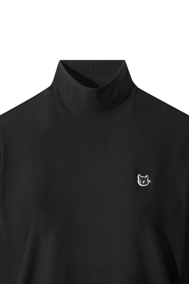 겨울철 퍼포먼스를 위한 여성 하이넥 탑입니다. 부드러운 감촉의 스트레치 저지 소재로 제작되어 편안한 착용감을 선사하며, 보온성과 신축성을 갖춰 활동성을 높였습니다. 블랙 컬러에 무지 디자인으로 어떤 스타일에도 쉽게 매치할 수 있으며, 허리 라인에 로고 테이프 디테일로 포인트를 더했습니다. 레귤러 핏에 긴 소매 기장으로, 골프룩 또는 겨울 데일리룩에 스포티하고 미니멀한 무드를 연출하기 좋습니다. 두꺼운 두께감과 기모 안감으로 따뜻하게 착용할 수 있습니다.
