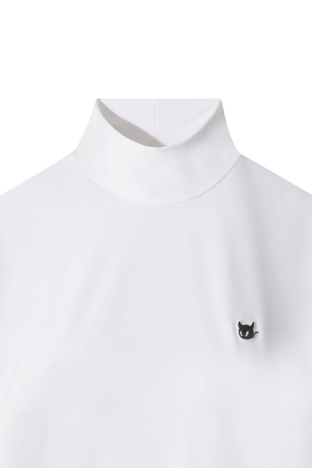 여성 겨울 퍼포먼스 하이넥 탑입니다. 골프 및 일상에서 모두 활용 가능한 스포티한 스타일의 하이넥 티셔츠로, 겨울철 보온성을 높여주는 두꺼운 두께감과 기모 안감이 특징입니다. 신축성이 뛰어난 스트레치 저지 소재로 제작되어 활동성이 좋으며, 허리 라인에 로고 테이프 디테일이 더해져 디자인 포인트를 더했습니다. 레귤러핏으로 편안하게 착용할 수 있으며, 베이직한 디자인의 화이트 컬러로 다양한 겨울 코디에 활용하기 좋습니다. 긴 소매 디자인으로 보온성을 높였으며, 부드러운 촉감으로 편안한 착용감을 제공합니다.
