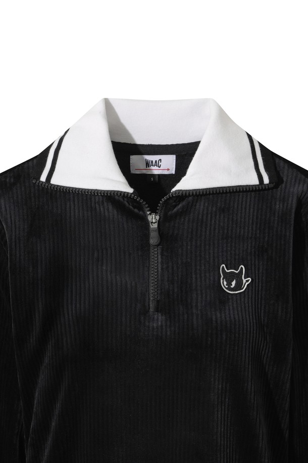 **우먼 골지 밍키 플리스 풀오버**는 겨울철 골프 및 일상에서 따뜻함과 스타일을 모두 갖춘 여성용 풀오버입니다. 부드러운 밍키 플리스 소재와 기모 안감으로 뛰어난 보온성을 제공하며, 넉넉한 핏과 긴 소매 디자인으로 편안한 착용감을 선사합니다. 클래식한 무드의 니트 카라와 블랙 컬러, 골지 패턴이 세련된 느낌을 더하며, 컬러 배색 티핑 디테일로 포인트를 주었습니다. 집업 스타일로 체온 조절이 용이하며, 다양한 옷과 레이어링하여 스타일리시하게 연출할 수 있습니다.
