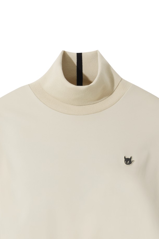 여성 방풍 미드 레이어 하이넥 탑은 골프 및 일상용으로 적합한 겨울철 의류입니다. 베이지 색상의 무지 디자인으로 미니멀하고 스포티한 스타일을 연출하며, 레귤러핏과 하이넥 디자인이 특징입니다. 일본 수입 기능성 소재와 특수 방풍 필름 코팅, 경량 설계로 뛰어난 방풍, 방수, 보온, 신축성 기능을 제공합니다. 부드러운 촉감의 긴소매 레귤러 기장 상의로, 추운 날씨에도 쾌적하게 활동할 수 있습니다. 클래식한 무드까지 더해져 다양한 스타일을 소화할 수 있습니다.
