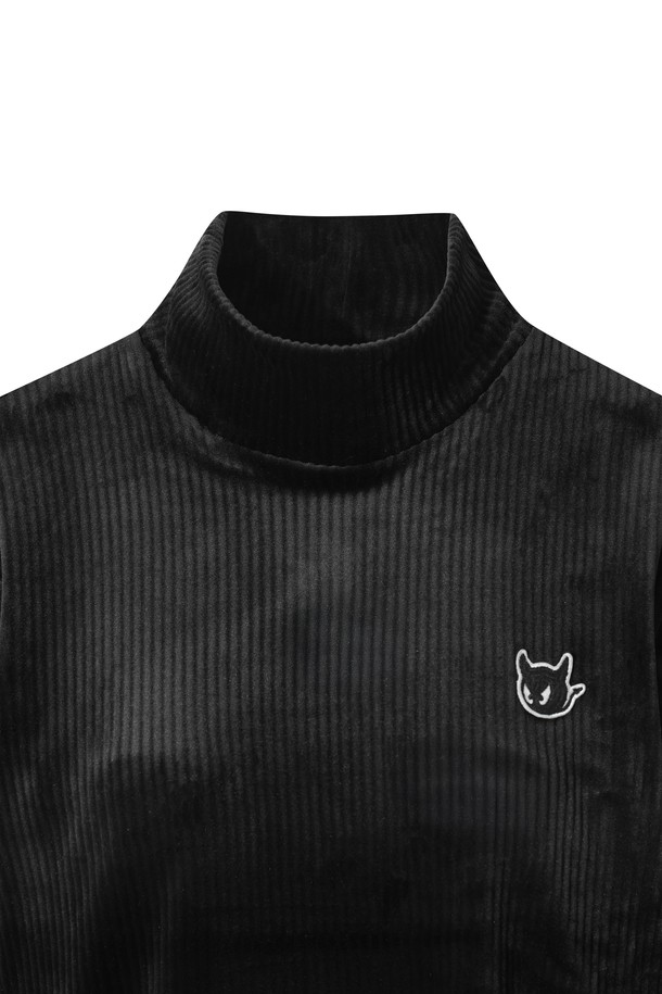 여성 골지 밍키 플리스 하이넥 탑입니다. 부드러운 촉감의 밍키 플리스 소재와 기모 안감으로 보온성을 높였습니다. 스포티한 스타일의 레귤러핏 긴소매 하이넥 티셔츠로, 겨울철 골프 및 일상용으로 활용하기 좋습니다. 와키 아플리케 와펜 포인트로 디자인 포인트를 더했으며, 신축성 있는 소재로 활동성을 높였습니다. 
