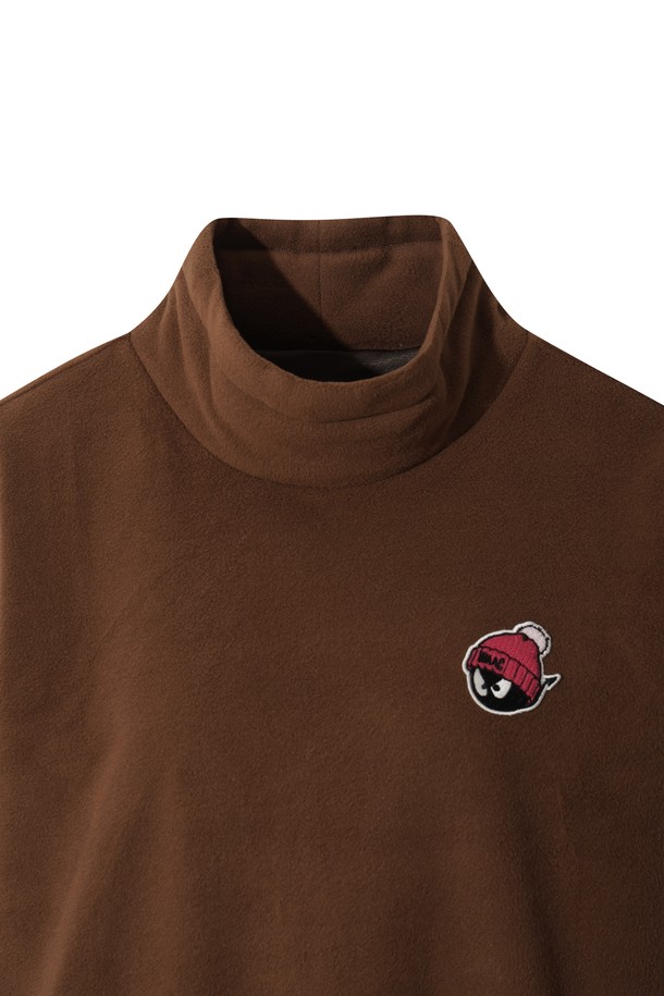 겨울철 라운딩과 일상에서 스타일리시하게 연출할 수 있는 여성 플리스 하이넥 풀오버입니다. 부드러운 촉감의 플리스 소재로 제작되어 보온성과 방풍 기능을 제공합니다. 오버핏 디자인에 크롭 기장으로 트렌디함을 더했으며, 넥 뒤와 밑단 스트링 조절을 통해 핏을 조절할 수 있습니다. 브라운 컬러에 등 부분 슬로건 아트워크와 폼폼 비니 와키 와펜 디테일로 포인트를 주어 스포티하면서도 캐주얼한 무드를 연출합니다. 긴 소매 기장의 하이넥 디자인으로 보온성을 높여 겨울철 골프룩에 적합하며, 일상복으로도 활용하기 좋습니다.
