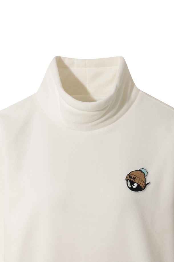 여성용 폴라 플리스 하이넥 풀오버입니다. 부드러운 촉감의 플리스 소재로 제작되어 겨울철 보온성을 높여줍니다. 오버핏 디자인에 하이넥으로 목까지 따뜻하게 감싸주며, 방풍 안감과 보온 기능을 갖춰 기능성까지 더했습니다. 등 부분 슬로건 아트워크와 폼폼 비니 와펜, 스트링 디테일로 스포티하면서도 캐주얼한 스타일을 연출할 수 있습니다. 골프룩은 물론 일상에서도 편안하게 착용하기 좋은 화이트 컬러의 긴 소매 풀오버입니다.
