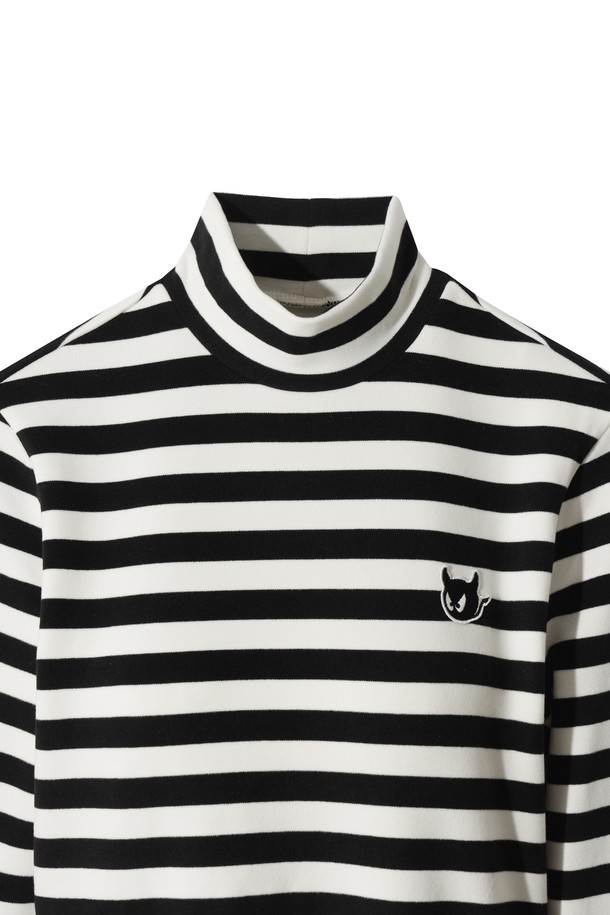 여성 스트라이프 피치 하이넥 탑은 겨울철 골프룩과 일상룩에 모두 활용 가능한 베이직 스타일의 긴소매 티셔츠입니다. 부드러운 기모 소재와 두꺼운 두께감으로 보온성을 높였으며, 하이넥 디자인이 목을 따뜻하게 감싸줍니다. 레귤러핏으로 제작되어 바디 라인을 자연스럽게 연출하며, 스트라이프 패턴이 세련된 느낌을 더합니다. 다양한 겨울 베스트나 아우터와 레이어링하여 스타일리시하게 연출할 수 있으며, 스윙 시 유연한 움직임을 위해 기능성 소재를 사용하여 활동성을 높였습니다. 
