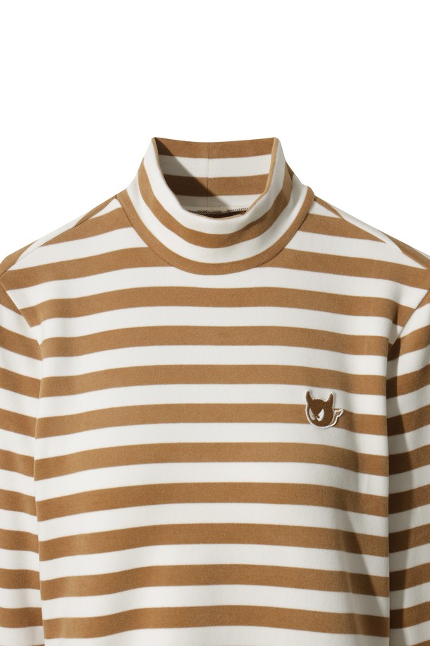 피치, 브라운, 화이트 색상의 스트라이프 패턴이 돋보이는 여성용 하이넥 긴소매 티셔츠입니다. 부드러운 기모 안감으로 제작되어 겨울철에도 따뜻하게 착용 가능하며, 보온성과 신축성을 갖춰 편안한 활동성을 제공합니다. 레귤러핏으로 제작되어 베이직하면서도 스포티한 스타일을 연출하며, 골프룩 또는 일상복으로 활용하기 좋습니다. 베스트나 아우터와 레이어링하여 다양한 스타일을 연출할 수 있으며, 크로스 코디에도 용이합니다.
