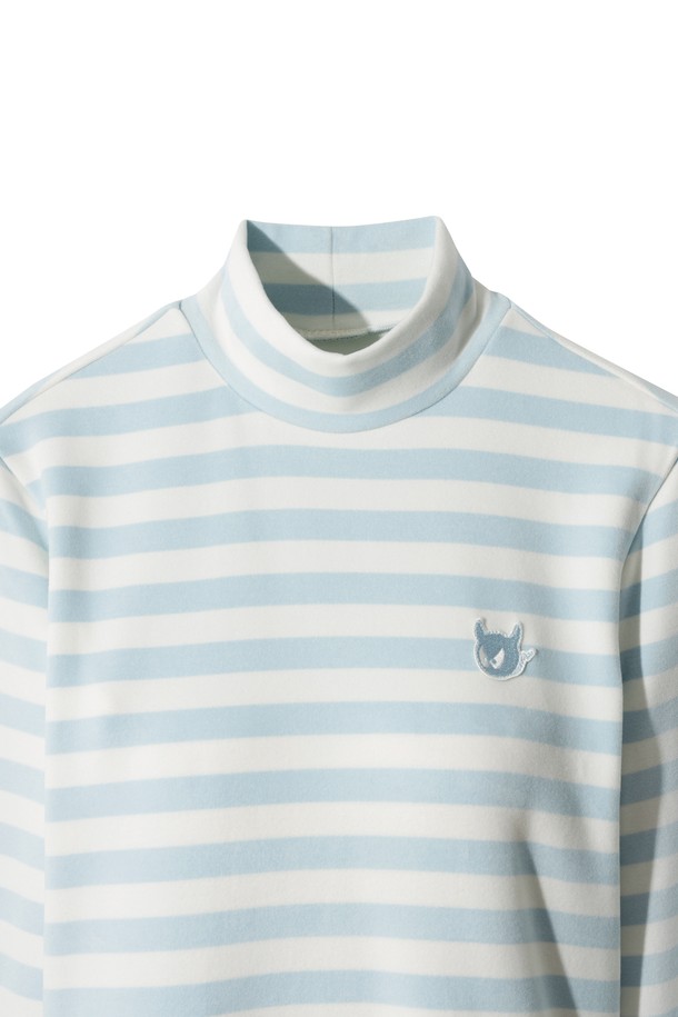 여성용 스트라이프 피치 하이넥 탑은 겨울철 골프 및 일상복으로 활용하기 좋은 베이직 스타일의 긴소매 티셔츠입니다. 부드러운 기모 소재와 두꺼운 두께로 제작되어 보온성이 뛰어나며, 하이넥 디자인이 목을 따뜻하게 감싸줍니다. 레귤러핏으로 제작되어 편안한 착용감을 선사하며, 바디 라인을 자연스럽게 살려주는 디자인으로 다양한 겨울 베스트나 아우터와 레이어링이 가능합니다. 스트라이프 패턴과 피치 컬러가 조화롭게 어우러져 클래식, 미니멀, 캐주얼 등 어떤 스타일에도 잘 어울리며, 스윙 시 유연한 움직임을 위한 기능성 소재로 골프룩을 완성합니다.
