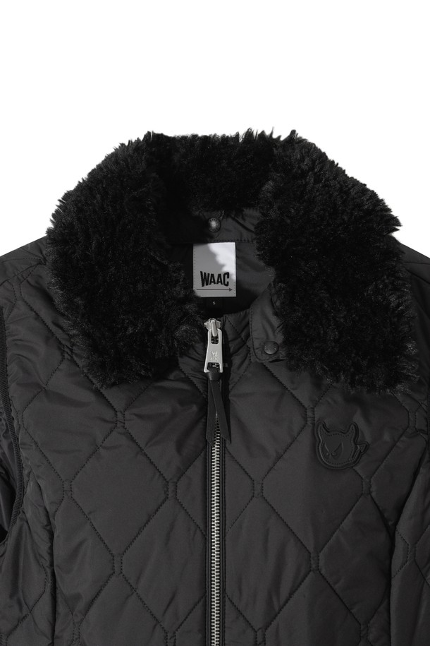 세련된 여성 웬지 패디드 원피스 베스트입니다. 겨울철 라운딩과 일상에서 우아하고 스포티한 스타일을 연출할 수 있습니다. 부드러운 나일론 소재와 두꺼운 두께감, 하이넥 디자인이 보온성을 높여줍니다. 허리 스트링으로 실루엣을 조절하여 A라인 핏을 완성할 수 있으며, 민소매 집업 스타일로 간편하게 착용 가능합니다. 블랙 컬러의 무지 디자인으로 어떤 옷에도 쉽게 매치하여 미니멀한 골프룩을 연출해보세요.
