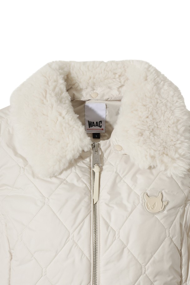 세련된 여성 골프 스타일을 완성해 줄 윈드(Women) 웨지 패딩 원피스 베스트입니다. 부드러운 폴리에스테르 소재로 제작되어 편안한 착용감을 선사하며, 겨울철 라운딩에서도 따뜻함을 유지해 줍니다. A라인 실루엣과 라운드넥 디자인으로 우아하면서도 스포티한 무드를 연출합니다. 허리 스트링 디테일로 실루엣 조절이 가능하며, 민소매 디자인과 집업 여밈으로 활동성을 높였습니다. 무지 디자인의 화이트 컬러로 어떤 골프룩에도 미니멀하게 매치하기 좋습니다.
